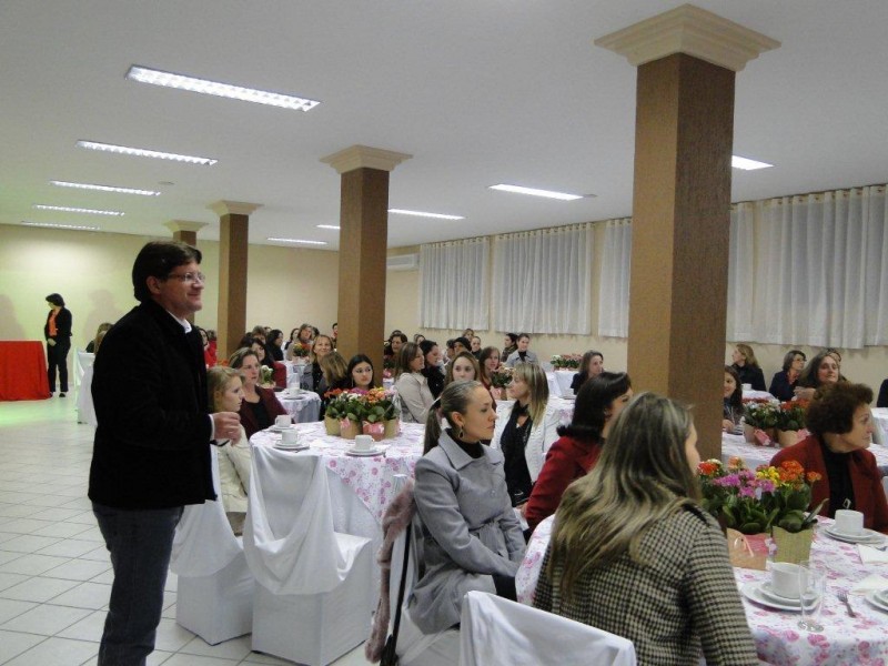 CDL Videira oferece café colonial em homenagem às mães associadas CDL Videira oferece café colonial em homenagem às mães associadas