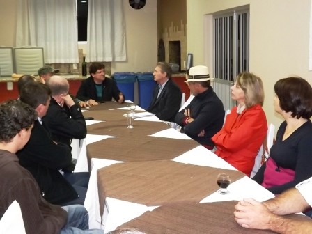 Detalhes da decoração natalina 2013 são apresentados à diretoria da CDL Videira Detalhes da decoração natalina 2013 são apresentados à diretoria da CDL Videira