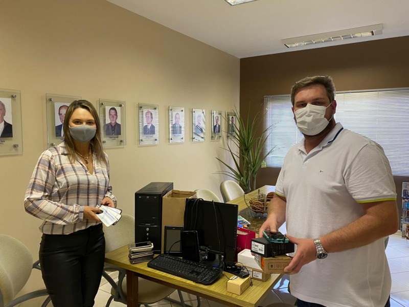 CDL Videira faz primeiro repasse da Campanha de smartphones e computadores para crianças carentes assistirem aulas virtuais CDL Videira faz primeiro repasse da Campanha de smartphones e computadores para crianças carentes assistirem aulas virtuais